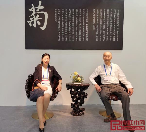 深圳市龍崗區副區長尚博英(左)和中國傳統工藝大師、泰和園董事長邵湘文體驗泰和園菊花椅 深圳市龍崗區副區長尚博英(左)和中國傳統工藝大師、泰和園董事長邵湘文體驗泰和園菊花椅