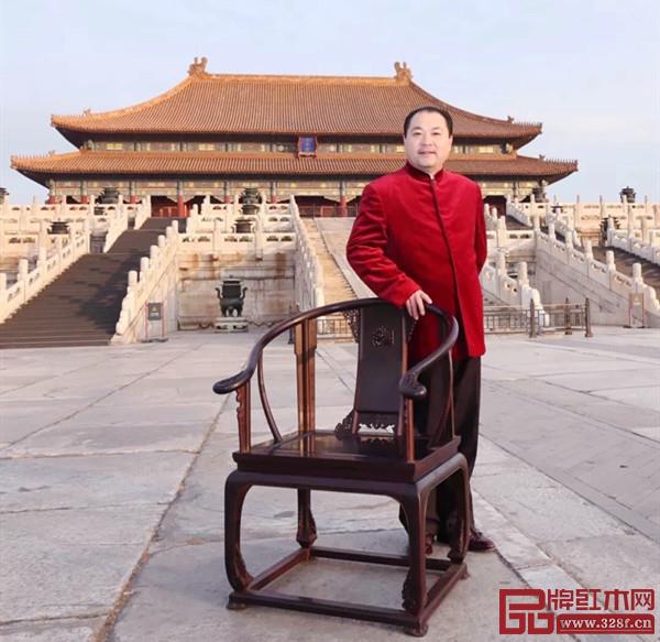 作為故宮博物院家具修復單位,關毅和他的太和木作被全球政要點贊,其精品皇宮椅更是被股神巴菲特收藏 作為故宮博物院家具修復單位,關毅和他的太和木作被全球政要點贊,其精品皇宮椅更是被股神巴菲特收藏