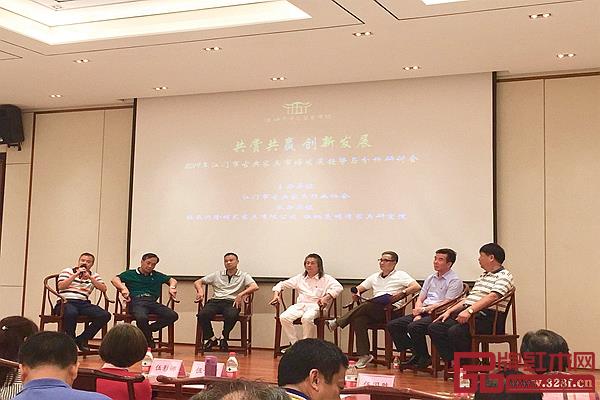 中國工美行業藝術大師伍炳亮(右四)及江門古典家具行業協會會長黃惠滿(右二)、各常務副會長在互動環節耐心解疑 中國工美行業藝術大師伍炳亮(右四)及江門古典家具行業協會會長黃惠滿(右二)、各常務副會長在互動環節耐心解疑