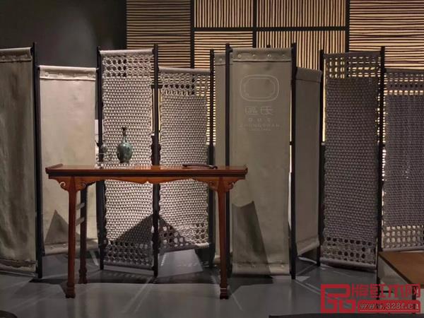 由區(qū)氏制作的中國明式經(jīng)典家具于其他家具和藝術(shù)品組成的各個集生活、藝術(shù)與設(shè)計為一體的家居空間 由區(qū)氏制作的中國明式經(jīng)典家具于其他家具和藝術(shù)品組成的各個集生活、藝術(shù)與設(shè)計為一體的家居空間