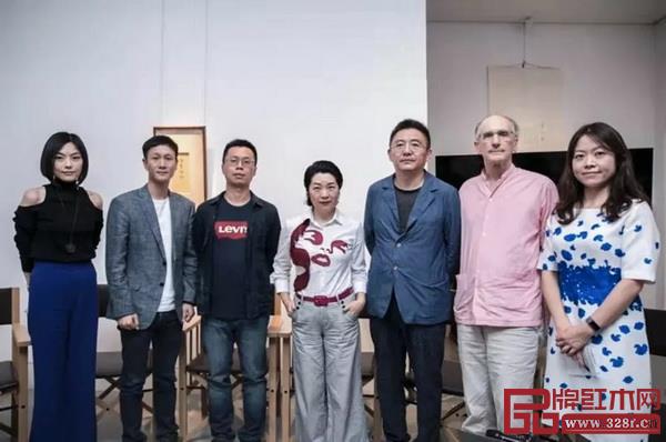 論壇嘉賓合影。從左至右:李宓(家天地藝術總監)、區錦澤(中山區氏家具有限公司總經理)、鄧彬(江南大學設計學院教師)、李孟蘇(設計家具研究者)、張金華(《維揚明式家具》作者)、柯惕思(古典家具研究學者)、胡偉爔(佳士得中國區總經理) 論壇嘉賓合影。從左至右:李宓(家天地藝術總監)、區錦澤(中山區氏家具有限公司總經理)、鄧彬(江南大學設計學院教師)、李孟蘇(設計家具研究者)、張金華(《維揚明式家具》作者)、柯惕思(古典家具研究學者)、胡偉爔(佳士得中國區總經理)