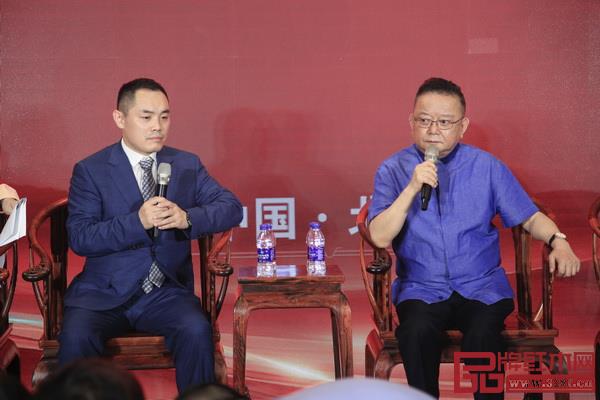 活動現場,王剛老師積極與觀眾分享自己的收藏經歷 活動現場,王剛老師積極與觀眾分享自己的收藏經歷