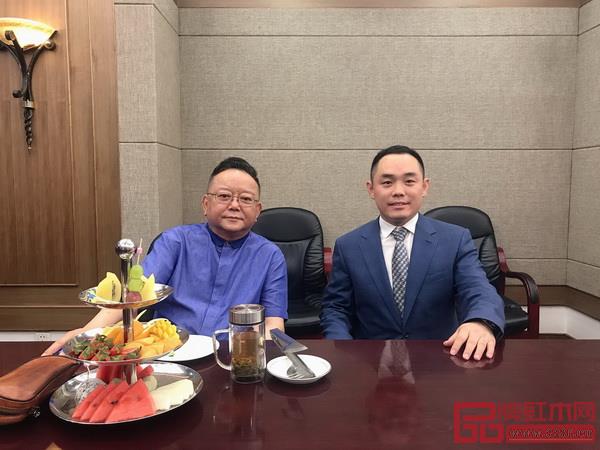 王剛老師與大成尚品董事長黃秋奇(右)親切合影 王剛老師與大成尚品董事長黃秋奇(右)親切合影