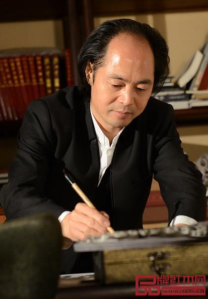 中國木雕藝術大師、大清翰林創始人吳騰飛大師正在作畫 中國木雕藝術大師、大清翰林創始人吳騰飛大師正在作畫