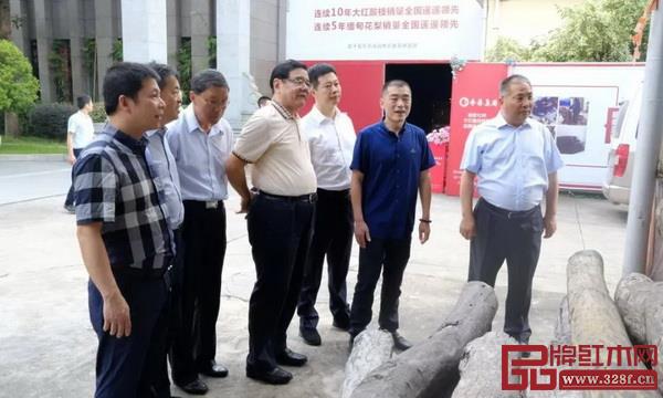 中國品牌建設(shè)促進(jìn)會(huì)理事長、原國家質(zhì)檢總局副局長劉平均一行深入走訪了魯藝集團(tuán)、三福等仙作企業(yè) 中國品牌建設(shè)促進(jìn)會(huì)理事長、原國家質(zhì)檢總局副局長劉平均一行深入走訪了魯藝集團(tuán)、三福等仙作企業(yè)