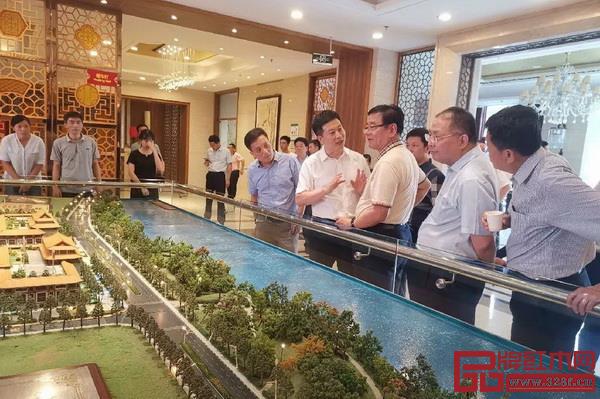 中國品牌建設(shè)促進(jìn)會(huì)理事長、原國家質(zhì)檢總局副局長劉平均一行深入走訪了魯藝集團(tuán)、三福等仙作企業(yè) 中國品牌建設(shè)促進(jìn)會(huì)理事長、原國家質(zhì)檢總局副局長劉平均一行深入走訪了魯藝集團(tuán)、三福等仙作企業(yè)