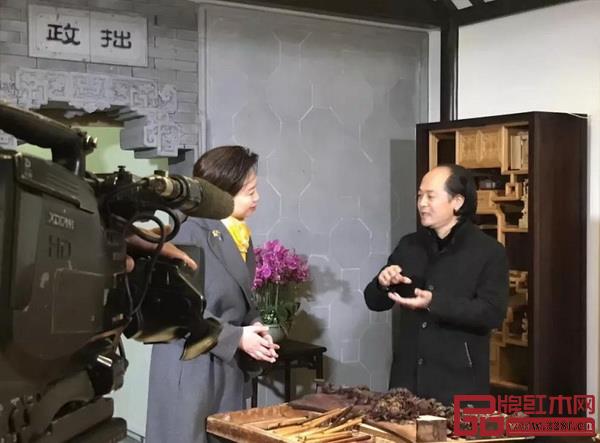中國木雕藝術大師、大清翰林創始人吳騰飛(右)參與CCTV-1《記住鄉愁》節目錄制 中國木雕藝術大師、大清翰林創始人吳騰飛(右)參與CCTV-1《記住鄉愁》節目錄制