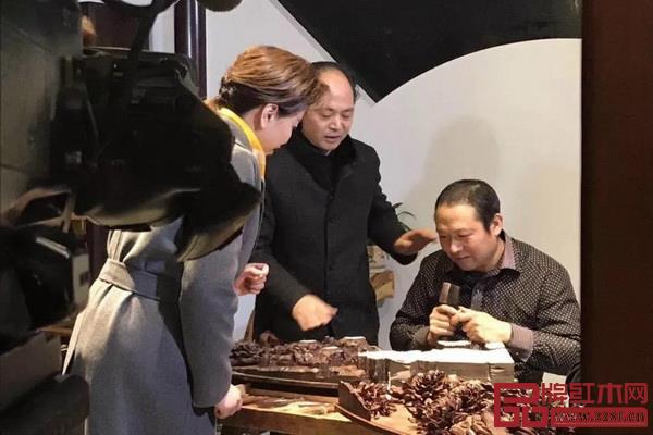 中國木雕藝術大師、大清翰林創始人吳騰飛(右二)在CCTV-1《記住鄉愁》節目中介紹東陽木雕 中國木雕藝術大師、大清翰林創始人吳騰飛(右二)在CCTV-1《記住鄉愁》節目中介紹東陽木雕