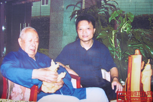 著名文物鑒賞家、收藏家王世襄老人(左)收藏林慶財大師(右)的作品并與之親切交流 著名文物鑒賞家、收藏家王世襄老人(左)收藏林慶財大師(右)的作品并與之親切交流