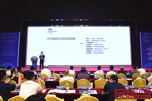 深圳家具研究開發(fā)院院長、南京林業(yè)大學(xué)博士生導(dǎo)師許柏鳴在《紅木家具企業(yè)的頂層戰(zhàn)略》主題分享時(shí)表示,通過紅海作戰(zhàn)加藍(lán)海戰(zhàn)略,讓紅木家具企業(yè)在市場競爭中贏得未來 深圳家具研究開發(fā)院院長、南京林業(yè)大學(xué)博士生導(dǎo)師許柏鳴在《紅木家具企業(yè)的頂層戰(zhàn)略》主題分享時(shí)表示,通過紅海作戰(zhàn)加藍(lán)海戰(zhàn)略,讓紅木家具企業(yè)在市場競爭中贏得未來