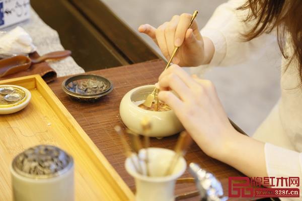 學員們還一起跟著茶藝師和香道師學習茶藝和香道