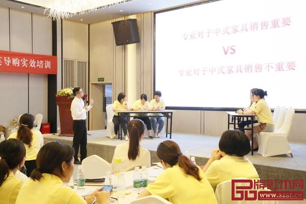 正反雙方學員以“專業對于家具銷售的重要性”為主題展開頭腦風暴