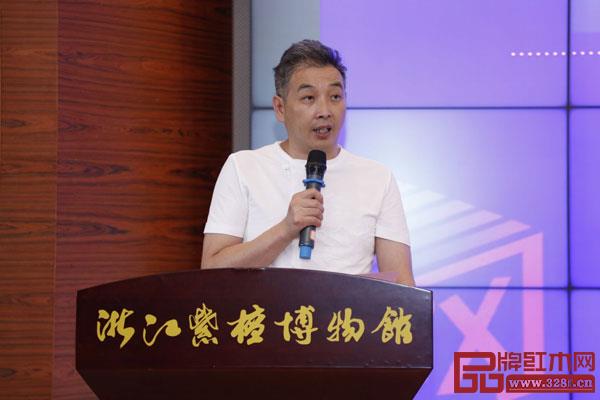 浙江省紅木產業協會會長李曉東在講話中表示,紅木從業者要主動去研究和學習互聯網經濟,借助互聯網實現品牌突圍 浙江省紅木產業協會會長李曉東在講話中表示,紅木從業者要主動去研究和學習互聯網經濟,借助互聯網實現品牌突圍