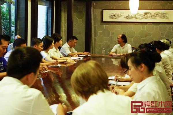中國木雕藝術大師、大清翰林董事長吳騰飛(中)與員工們一起探討、分享“八德”文化 中國木雕藝術大師、大清翰林董事長吳騰飛(中)與員工們一起探討、分享“八德”文化