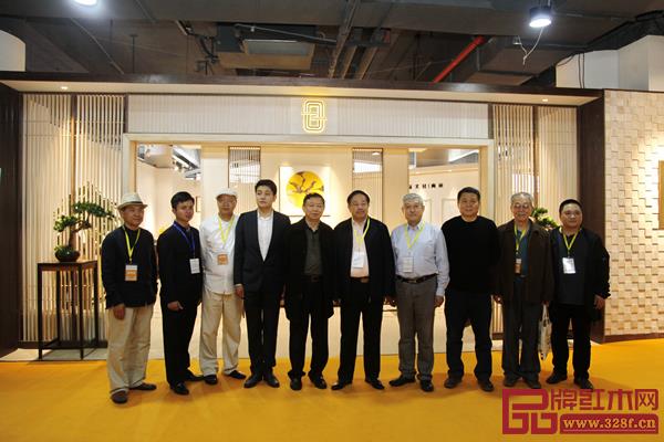 劉志杰與全國工商聯第十一屆執委、全聯民間文物藝術品商會創會會長宋建文(左五)、全聯藝術紅木家具專業委員會專家顧問、教育部教學改革示范專業“家具設計與制造”專業帶頭人彭亮(左三)等全聯藝術紅木家具專委會專家顧問團專家,在“憶古軒·世珀”展廳前合影留念 劉志杰與全國工商聯第十一屆執委、全聯民間文物藝術品商會創會會長宋建文(左五)、全聯藝術紅木家具專業委員會專家顧問、教育部教學改革示范專業“家具設計與制造”專業帶頭人彭亮(左三)等全聯藝術紅木家具專委會專家顧問團專家,在“憶古軒·世珀”展廳前合影留念