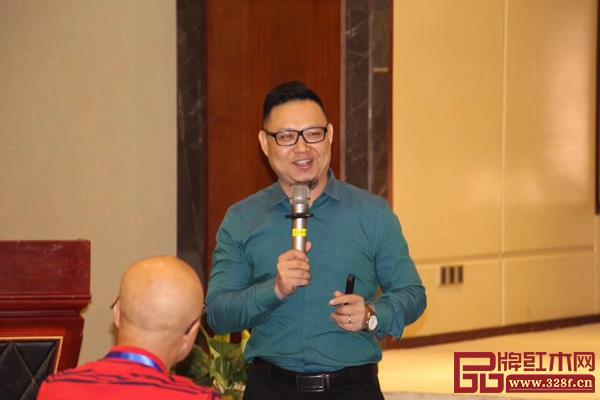 擁有15年建材家居終端營銷培訓實戰經驗的朱子升講師為大家帶來《東林書院招商培訓私享會》的分享