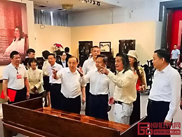 國輕工業聯合會會長張崇和(右三),國務院參事室特邀研究員、國家人社部原常務副部長楊志明(左四),中國家具協會理事長徐祥楠(右一)等一行,在伍炳亮(右二)陪同下參觀“伍炳亮傳統家具藝術珍品展” 國輕工業聯合會會長張崇和(右三),國務院參事室特邀研究員、國家人社部原常務副部長楊志明(左四),中國家具協會理事長徐祥楠(右一)等一行,在伍炳亮(右二)陪同下參觀“伍炳亮傳統家具藝術珍品展”