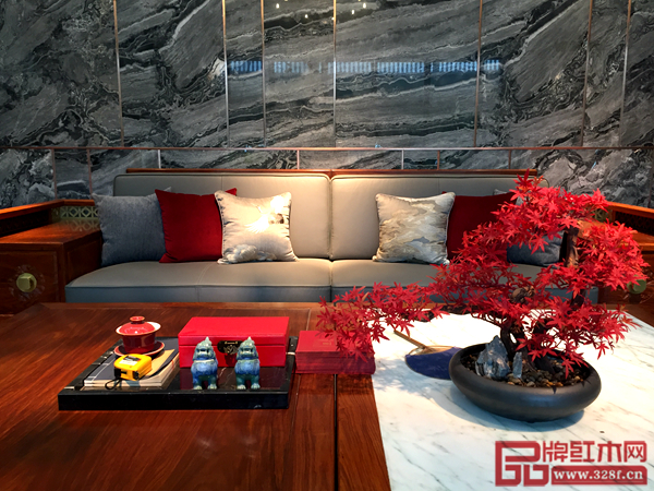 雄業(yè)·本木上造沙發(fā)運(yùn)用紅色做為點(diǎn)綴 將新中式人文生活與東方情懷完美結(jié)合 雄業(yè)·本木上造沙發(fā)運(yùn)用紅色做為點(diǎn)綴 將新中式人文生活與東方情懷完美結(jié)合