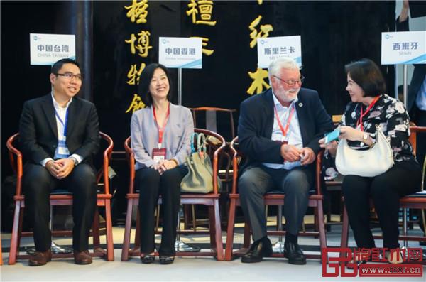 極具中國特色的紫檀王“和平圈椅”吸引了多國代表團成員上前試坐體驗,并其贊不絕口 極具中國特色的紫檀王“和平圈椅”吸引了多國代表團成員上前試坐體驗,并其贊不絕口