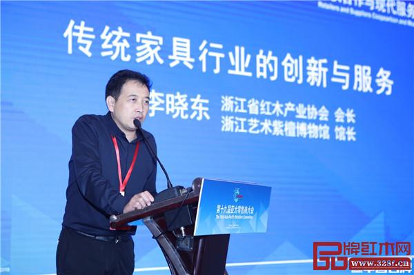 浙江省紅木產業協會會長、浙江紫檀王投資管理有限公司董事長李曉東在現代服務業發展論壇上致辭 浙江省紅木產業協會會長、浙江紫檀王投資管理有限公司董事長李曉東在現代服務業發展論壇上致辭