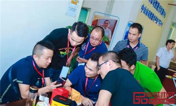 學員們研究紅圈圈小程序 學員們研究紅圈圈小程序
