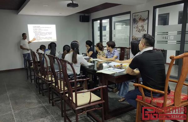 萬事紅董事長蔣國洪與團隊共同學習 萬事紅董事長蔣國洪與團隊共同學習