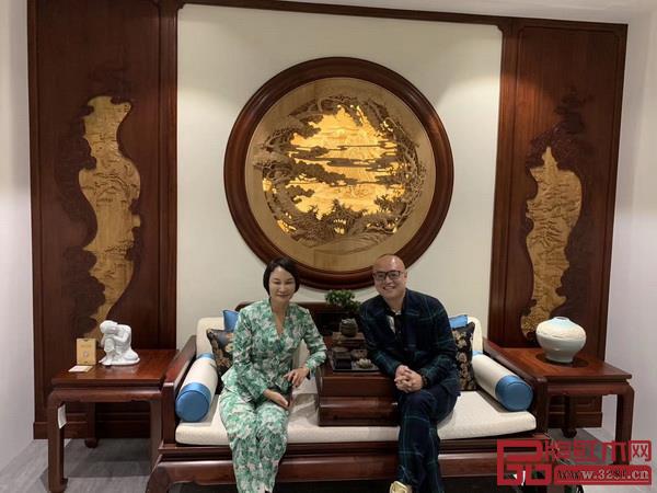 紅星美凱龍控股集團有限公司聯席董事長車建芳(左一)蒞臨卓木王紅木參觀,并與總裁杜長江(右一)合影留念 紅星美凱龍控股集團有限公司聯席董事長車建芳(左一)蒞臨卓木王紅木參觀,并與總裁杜長江(右一)合影留念