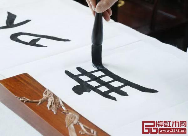 “幸福家風,九月青城”活動,讓更多的人能夠讀懂紅木家具真正的美,同時傳承傳統文化中的“孝道” “幸福家風,九月青城”活動,讓更多的人能夠讀懂紅木家具真正的美,同時傳承傳統文化中的“孝道”