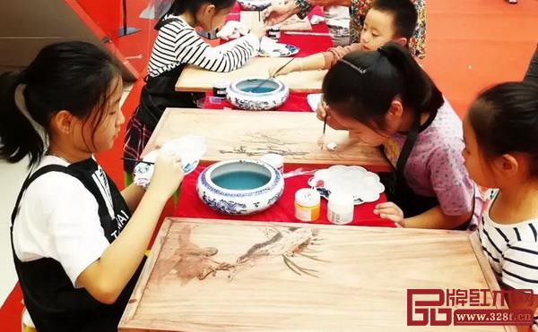 “幸福家風,九月青城”活動,讓更多的人能夠讀懂紅木家具真正的美,同時傳承傳統文化中的“孝道” “幸福家風,九月青城”活動,讓更多的人能夠讀懂紅木家具真正的美,同時傳承傳統文化中的“孝道”