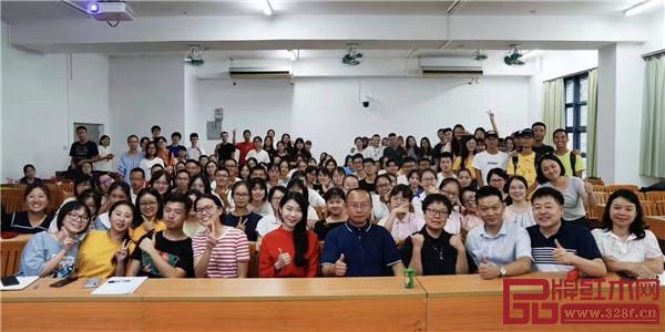 周京南老師(前排右五)與華南農業大學師生合影 周京南老師(前排右五)與華南農業大學師生合影