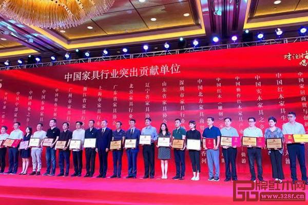 在中國家具協會成立30周年暨中國國際家具展覽會25周年慶典上,表彰了一批紅木家具行業表現卓越、突出、優秀的單位與個人 在中國家具協會成立30周年暨中國國際家具展覽會25周年慶典上,表彰了一批紅木家具行業表現卓越、突出、優秀的單位與個人