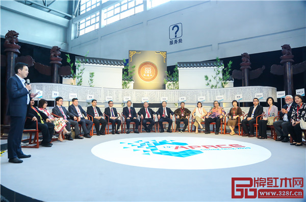 紫檀王“和平圈椅”亮相第十九屆亞太零售商大會暨國際消費品博覽會 紫檀王“和平圈椅”亮相第十九屆亞太零售商大會暨國際消費品博覽會