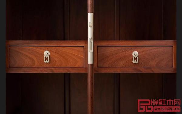 區勝春作品:圓角柜一對,lot280 區勝春作品:圓角柜一對,lot280