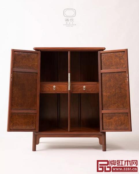 區勝春作品:圓角柜一對,lot280 區勝春作品:圓角柜一對,lot280