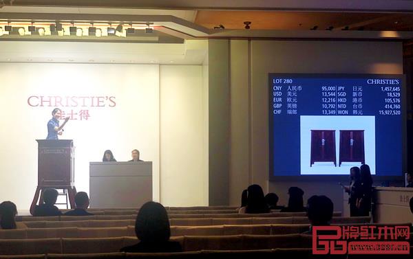 區氏家具董事長區勝春設計監制的作品——一對鐵梨木嵌癭木圓角柜在佳士得秋拍成功拍出 區氏家具董事長區勝春設計監制的作品——一對鐵梨木嵌癭木圓角柜在佳士得秋拍成功拍出