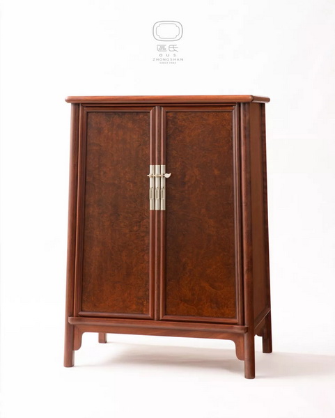 區勝春作品:圓角柜一對,lot280 區勝春作品:圓角柜一對,lot280