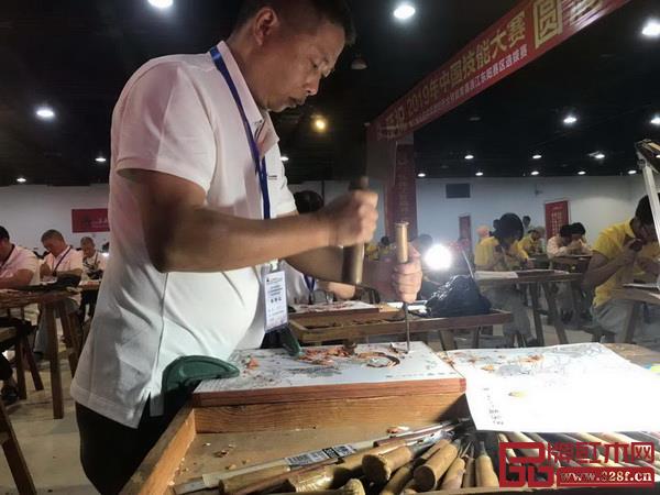 參賽選手正在認真雕刻 參賽選手正在認真雕刻