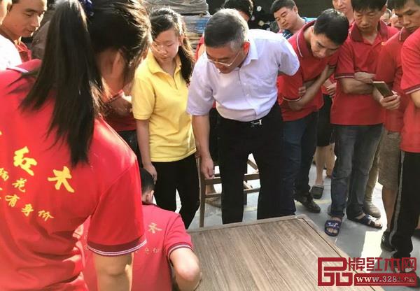 志成紅木工廠全員參加質量管理會議,并現場輪流進行質檢 志成紅木工廠全員參加質量管理會議,并現場輪流進行質檢