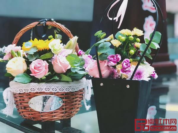 花藝、陶藝、古箏、山水畫等各類文化活動在五大旗艦店活動現場展開 花藝、陶藝、古箏、山水畫等各類文化活動在五大旗艦店活動現場展開