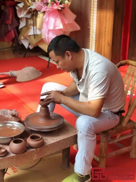 花藝、陶藝、古箏、山水畫等各類文化活動在五大旗艦店活動現場展開 花藝、陶藝、古箏、山水畫等各類文化活動在五大旗艦店活動現場展開