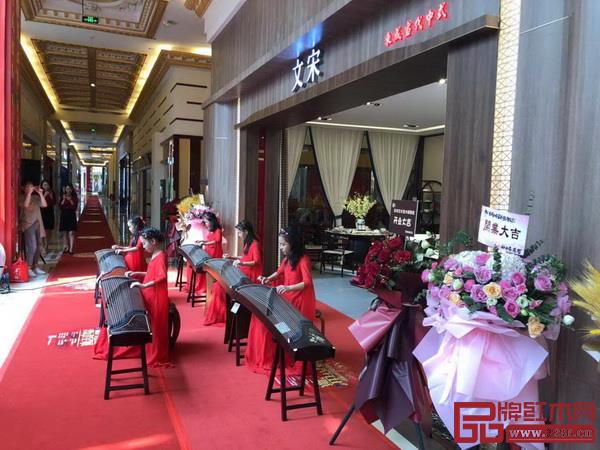 花藝、陶藝、古箏、山水畫等各類文化活動在五大旗艦店活動現場展開 花藝、陶藝、古箏、山水畫等各類文化活動在五大旗艦店活動現場展開