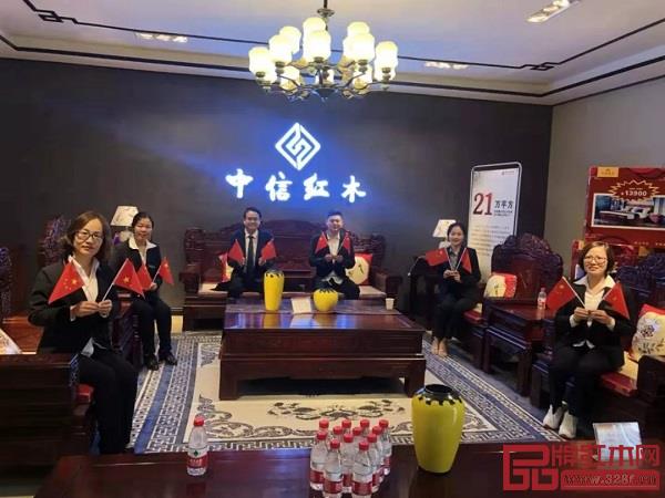 商學院院長吳昊城與門店店員