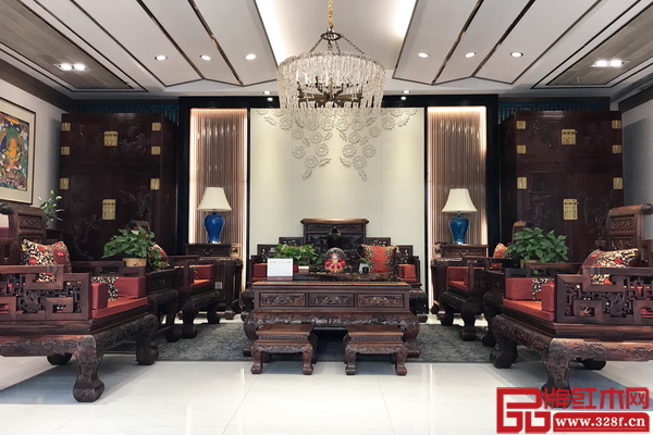 紅古軒紅木家具傳承經(jīng)典、突出精致,深受市場(chǎng)的認(rèn)可與歡迎 紅古軒紅木家具傳承經(jīng)典、突出精致,深受市場(chǎng)的認(rèn)可與歡迎