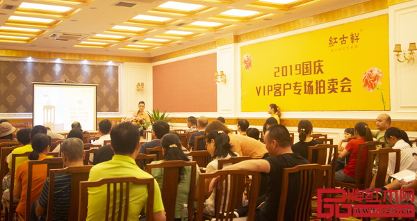 紅古軒紅木家具“2019國(guó)慶VIP專(zhuān)場(chǎng)拍賣(mài)會(huì)”現(xiàn)場(chǎng)人頭攢動(dòng),紅木愛(ài)好者拍賣(mài)熱情高漲 紅古軒紅木家具“2019國(guó)慶VIP專(zhuān)場(chǎng)拍賣(mài)會(huì)”現(xiàn)場(chǎng)人頭攢動(dòng),紅木愛(ài)好者拍賣(mài)熱情高漲