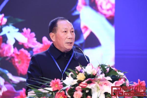 御乾堂紅木董事長馬海軍作“御乾堂紅木精品大紅酸枝之路與‘絲路’同燦”的主題發布 御乾堂紅木董事長馬海軍作“御乾堂紅木精品大紅酸枝之路與‘絲路’同燦”的主題發布