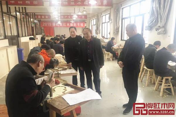 2019御乾堂紅木雕刻考核現(xiàn)場(chǎng)(左為御乾堂董事長(zhǎng)馬海軍,中間亞太地區(qū)手工藝大師馮文土,右為御乾堂傳統(tǒng)家具設(shè)計(jì)雕刻大師黃志勤) 2019御乾堂紅木雕刻考核現(xiàn)場(chǎng)(左為御乾堂董事長(zhǎng)馬海軍,中間亞太地區(qū)手工藝大師馮文土,右為御乾堂傳統(tǒng)家具設(shè)計(jì)雕刻大師黃志勤)