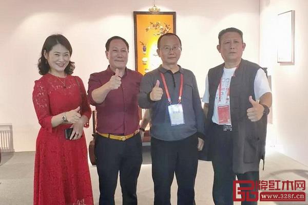 北京故宮博物院副研究員周京南(右二)和御乾堂紅木董事長(zhǎng)馬海軍(左二)留影 北京故宮博物院副研究員周京南(右二)和御乾堂紅木董事長(zhǎng)馬海軍(左二)留影