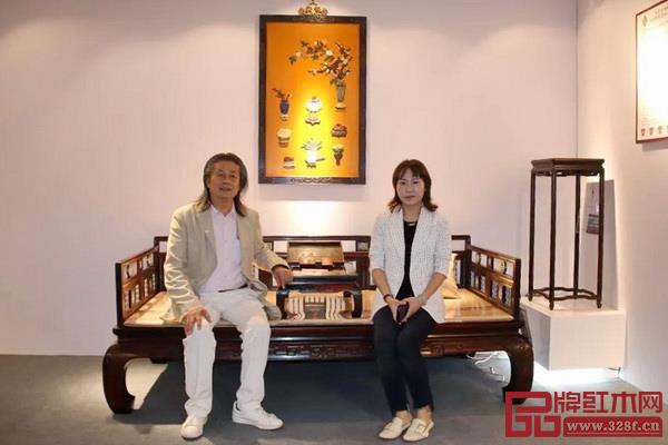 中國(guó)傳統(tǒng)家具專業(yè)委員會(huì)主席團(tuán)主席、中國(guó)工藝美術(shù)協(xié)會(huì)副理事長(zhǎng)伍炳亮(左)與御乾堂總經(jīng)理馬姣姣留影 中國(guó)傳統(tǒng)家具專業(yè)委員會(huì)主席團(tuán)主席、中國(guó)工藝美術(shù)協(xié)會(huì)副理事長(zhǎng)伍炳亮(左)與御乾堂總經(jīng)理馬姣姣留影