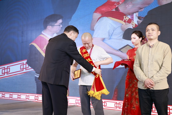 亞洲家具聯(lián)合會(huì)會(huì)長(zhǎng)、中國(guó)家具協(xié)會(huì)理事會(huì)會(huì)長(zhǎng)徐祥楠為御乾堂紅木雕刻大師黃志勤授牌 亞洲家具聯(lián)合會(huì)會(huì)長(zhǎng)、中國(guó)家具協(xié)會(huì)理事會(huì)會(huì)長(zhǎng)徐祥楠為御乾堂紅木雕刻大師黃志勤授牌