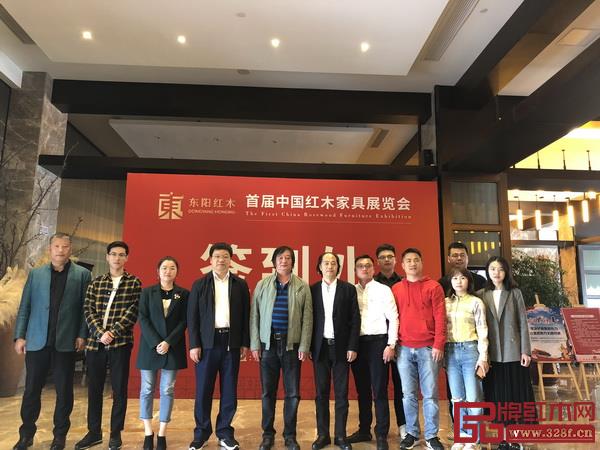 御乾堂紅木總經(jīng)理馬姣姣(右二)出席首屆中國(guó)紅木家具展覽會(huì)并與眾多東陽龍頭骨干企業(yè)的企業(yè)家合影留念 御乾堂紅木總經(jīng)理馬姣姣(右二)出席首屆中國(guó)紅木家具展覽會(huì)并與眾多東陽龍頭骨干企業(yè)的企業(yè)家合影留念